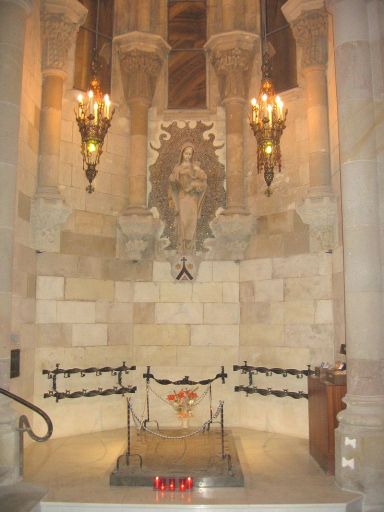 Capilla de Nuestra Señora del Carmen, con la tumba de Gaudí.